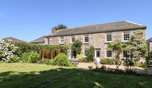 CULDROSE MANOR, pet friendly, luxury holiday cottage in Helston