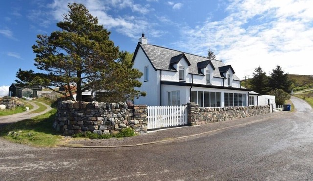 CULKEIN LODGE, pet friendly, with open fire in Drumbeg