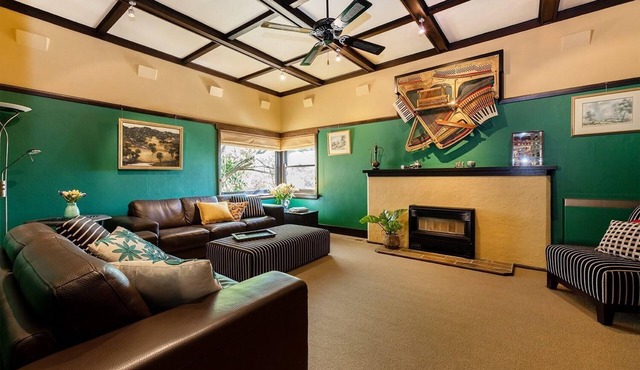 Cullalo ArtHouse- gorgeous accommodation combined with an art gallery! - Stunning one bedroom apartment in east Albury