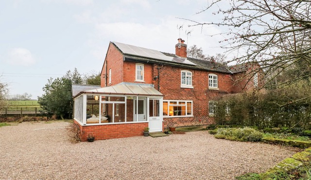 CULLAND COTTAGES WEST, pet friendly, with open fire in Brailsford