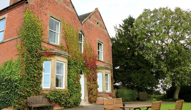 CULLAND MOUNT COTTAGE, family friendly, with open fire in Brailsford