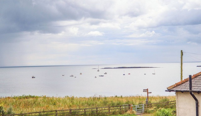 CULLERNOSE COTTAGE, family friendly, with a garden in Embleton