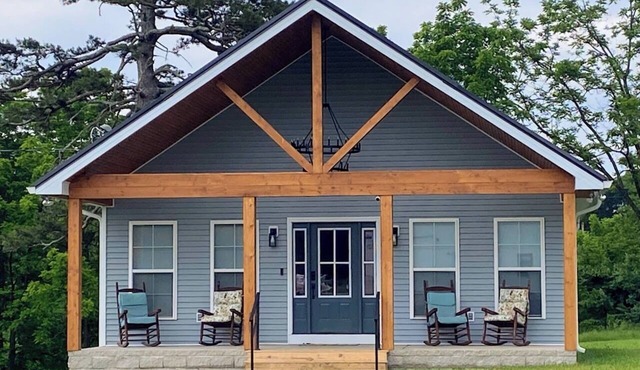 Culper Retreat- Charming 2-bedroom house in welcoming Cookeville with WiFi, AC