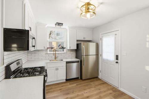 Cultural Comfort Studio Apt Near JHU, MICA, BWI & Downtown