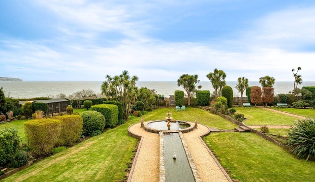 Culver Down Manor - Seven Bedroom Villa, Sleeps 16