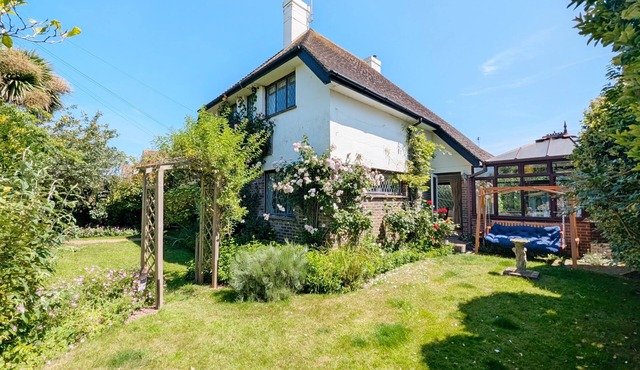 Culver End - Felpham - a cottage that sleeps 6 guests in 3 bedrooms