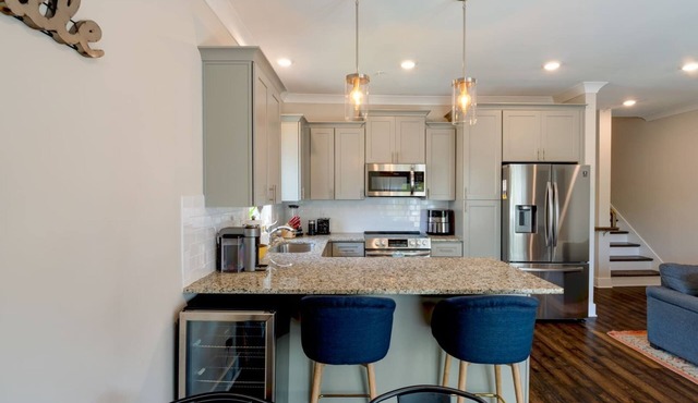 Cumberland Emerald | Walk to Dining