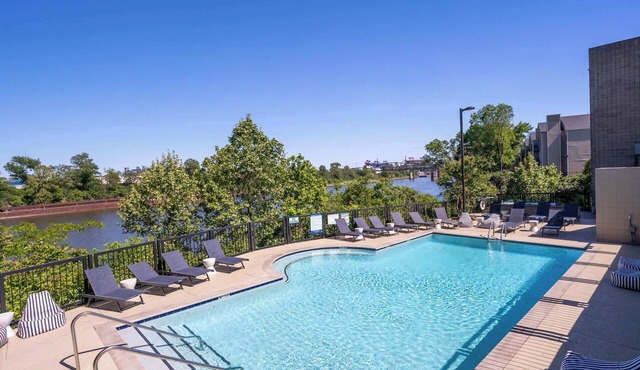 Cumberland River Condo Near DT!