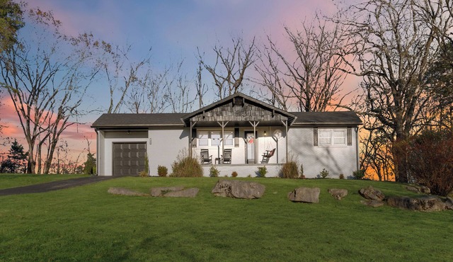 "Cumberland Shoreline Retreat" Waterfront Access, Fun, Hot Tub, Marinas