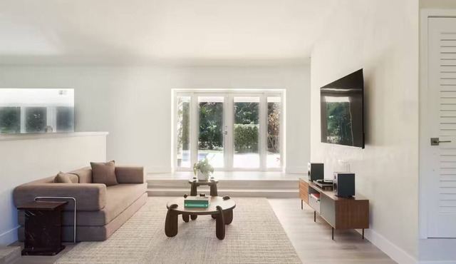 Cumpa's House: Mid-Century Luxury in Miami