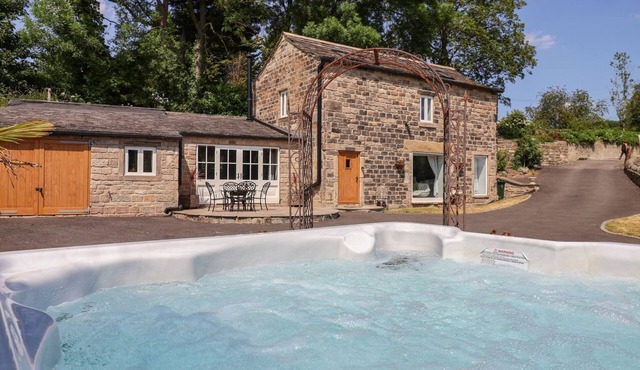 CUNLIFFE BARN, pet friendly, character holiday cottage in Shipley