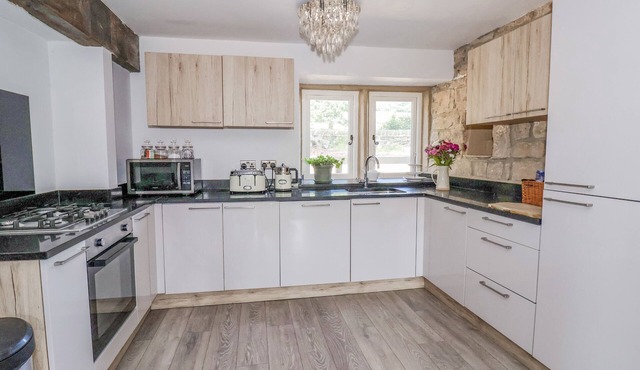 CUNLIFFE HOUSE, pet friendly, with hot tub in Esholt