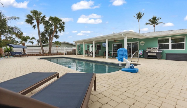 'Cup of Sea' Heated pool house! 5 min walk to the Beach.