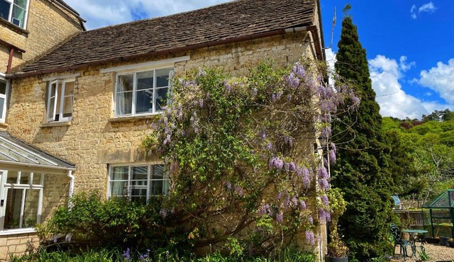 Cupcake Cottage: Quintessential Cotswold Cottage