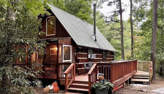 Cupid’s Cove Cabin Romantic Getaway - Hot tub under the stars