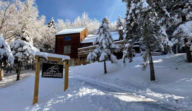 Cupp's Cabin 6 BR - NWR - Easy Walk to Slope