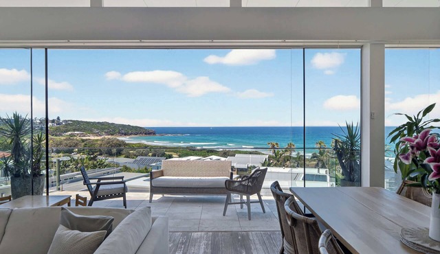 Curl Curl Family Retreat - Pool and Parking