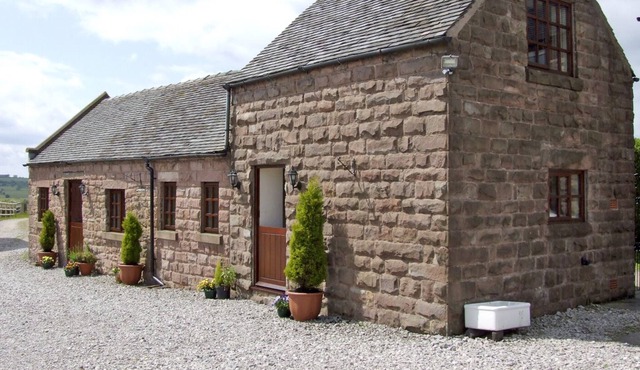 CURLEW BARN, pet friendly, with hot tub in Bottomhouse