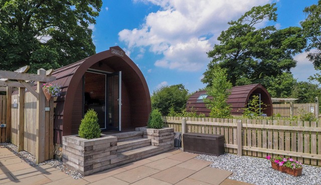 CURLEW CORNER, romantic, with hot tub in Lancaster