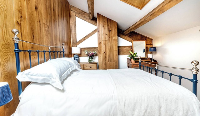 CURLEW COTTAGE, character holiday cottage, with hot tub in Cowling