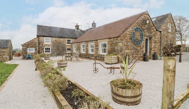 CURLEW COTTAGE, character holiday cottage in Hartington