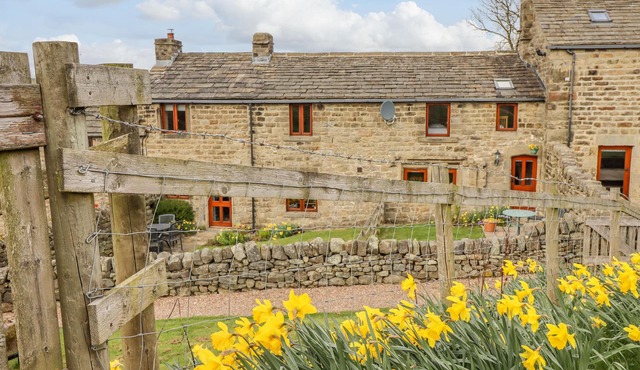 CURLEW COTTAGE, family friendly, character holiday cottage in Silsden
