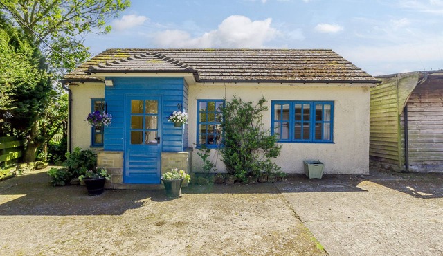 CURLEW COTTAGE, pet friendly, with a garden in Haydon Bridge