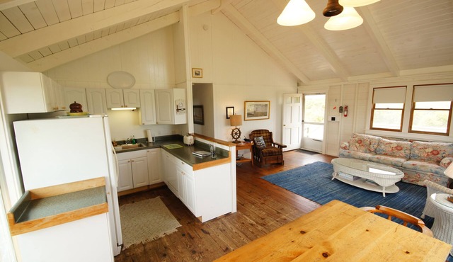 "Curlew Cottage" Secluded Island Getaway, Sleeps 6, Pet Friendly