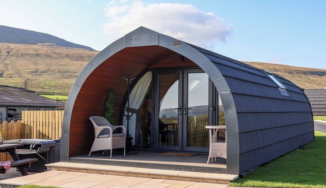 CURLEW, family friendly, with hot tub in Ingleton