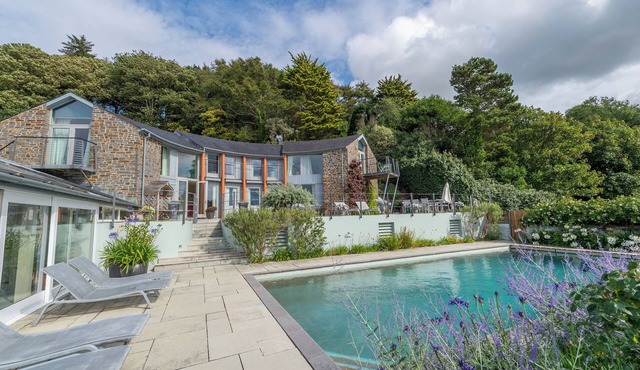 CURLEW HOUSE, pet friendly, with pool in Pembroke Dock