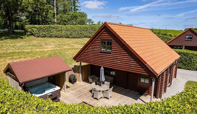 Curlew Lodge - sleeps 4 | Hot Tub, Dog Friendly | 4* Gold Award