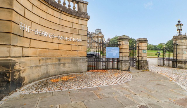 CURLEW, pet friendly, with hot tub in Bowes