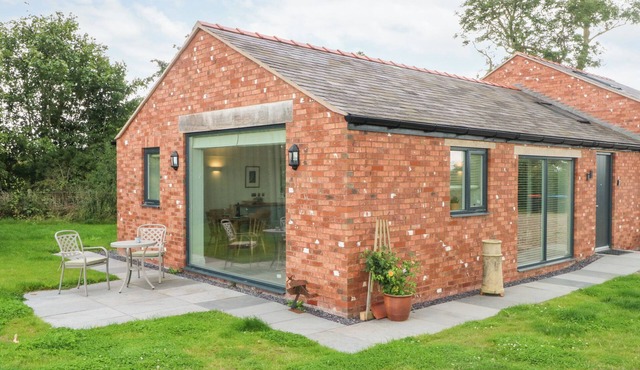 CURLEW, romantic, character holiday cottage, with a garden in Tilston