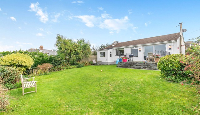 Curlews, Trevone - Three Bedroom House, Sleeps 7