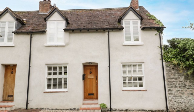 CURLY'S COTTAGE, with open fire in Much Wenlock