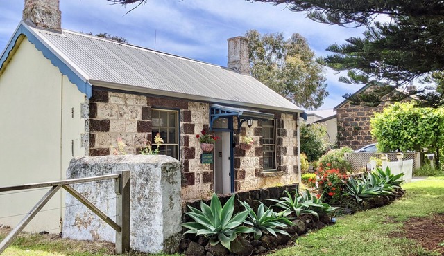 Curragh Cottage is one of two quaint historic one bedroom cottages in Port Fairy