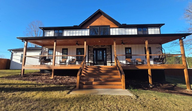 Currahee Mountain Retreat - Views of Churrahee Mountain near charming Toccoa ga