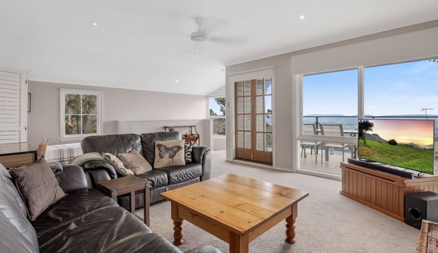 Currawong Cottage with views