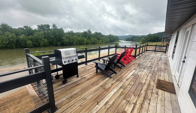 CURRENT RIVER CABIN 3-bedroom home in Van Buren on Current River. brand new!