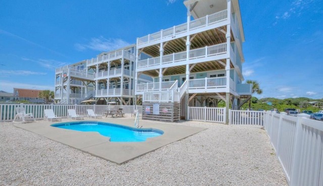 Current Sea: Oceanfront 7BR house in Oak Island, sleeps 16, ideal for family fun!