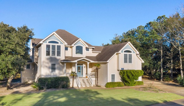 Currituck Club 141: Beautiful home located on the fairway of a premier golfing c