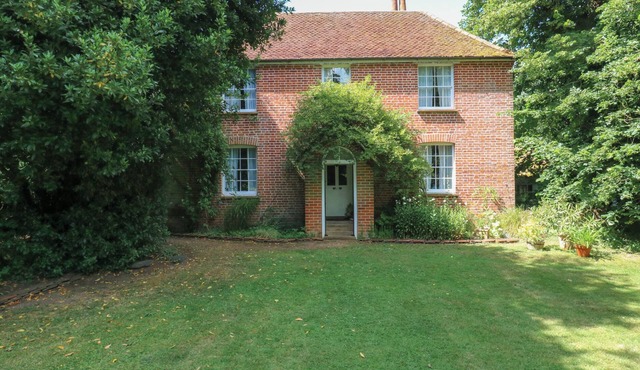 CURRY FARM, pet friendly, with a garden in Bradwell-On-Sea