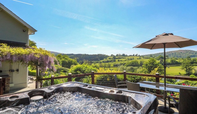 CURTAU, pet friendly, luxury holiday cottage in Builth Wells