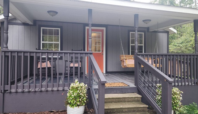 Curve Cottage located on The Rattlesnake 192 just outside of Somerset.