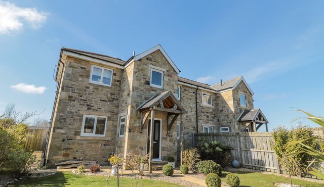 CUSHAT HOUSE, pet friendly, luxury holiday cottage in Embleton