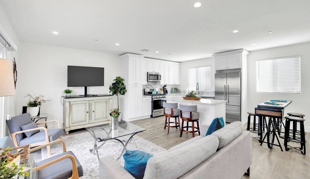 Cushy New Condo Oasis -Near Beaches & Sofi Stadium