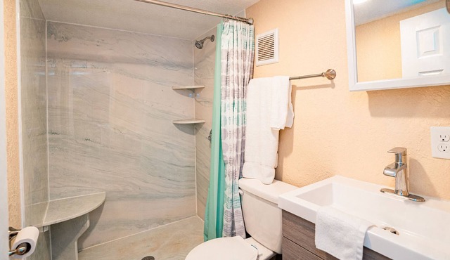 Custom 3 bedroom cabin w/ stone walk-in shower - Close to the San Benard River