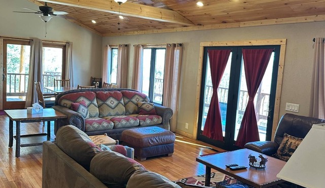 Custom 3-bedroom lodge with AC, WiFi in wonderful Eminence