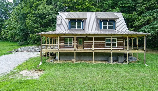 Custom 3-bedroom log cabin near 2 marinas on Dale Hollow, Sunset & Star Point.