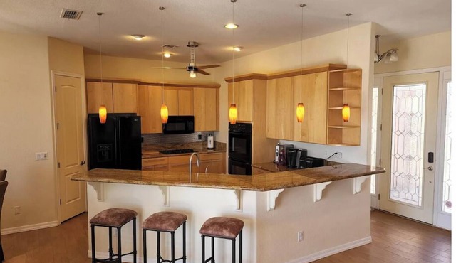 Custom 4 bdrm with Granny Suite and Infinity Pool